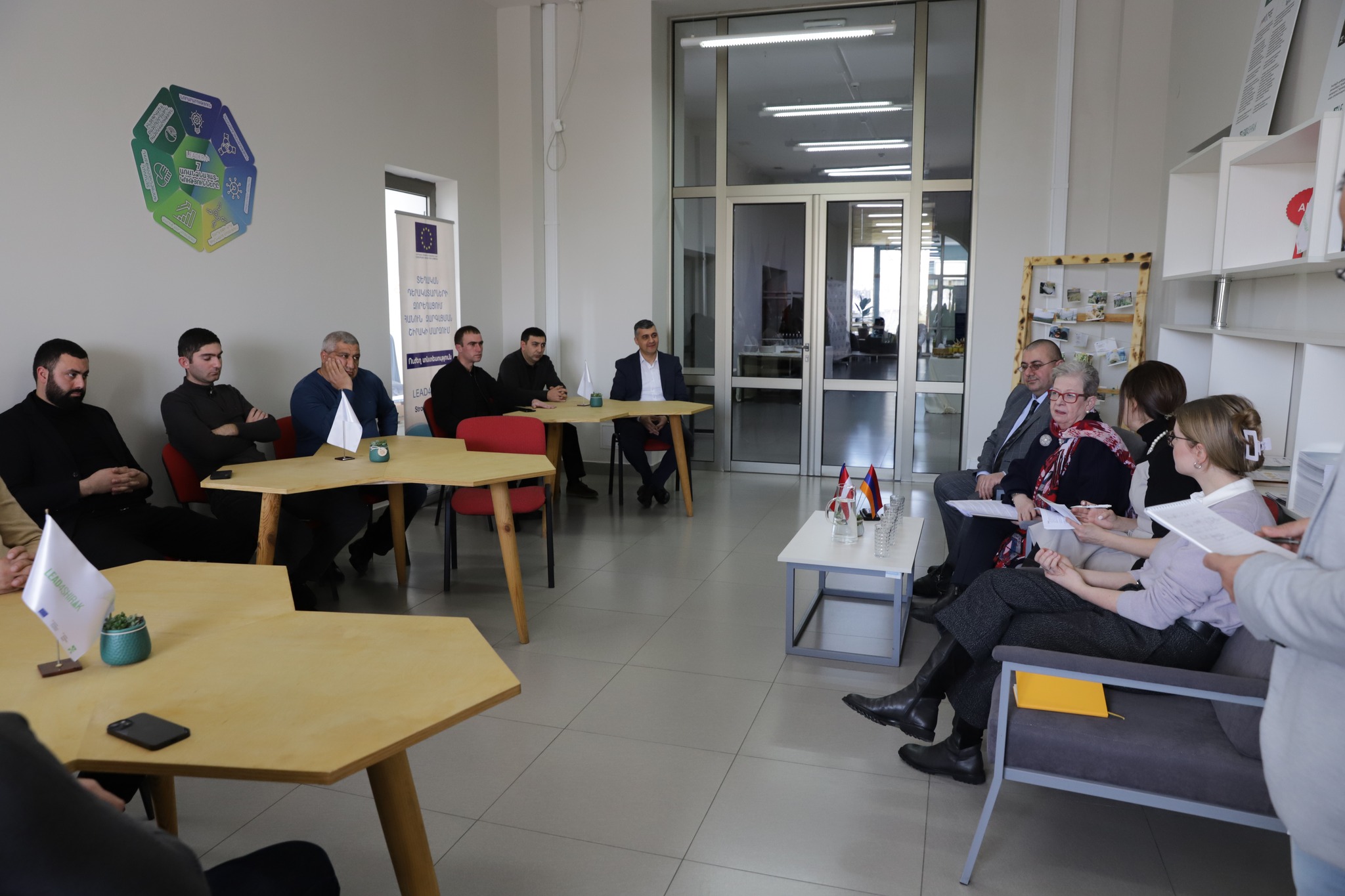 Գյումրիում LEAD4Shirak ծրագրի տեղական ակտիվ խմբերի ՏԻՄ ներկայացուցիչների հետ հանդիպմանը մասնակցել է Անդրեա Վիկտորինը