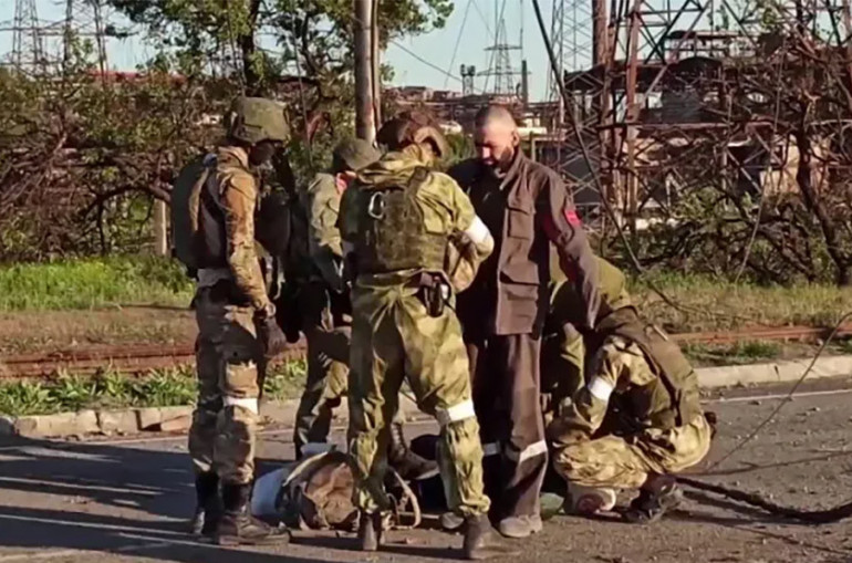 Минобороны РФ опубликовало кадры сдачи в плен последних украинских военных с "Азовстали"