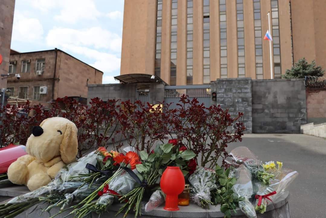 Քաղաքացիները ծաղիկներ ու խաղալիքներ են դնում Հայաստանում Ռուսաստանի դեսպանատան դիմաց