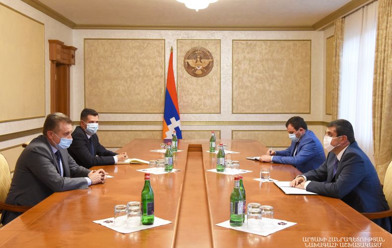 Նախագահ Հարությունյանն ընդունել է «Իզմիրլյան» հիմնադրամի պատասխանատուներին
