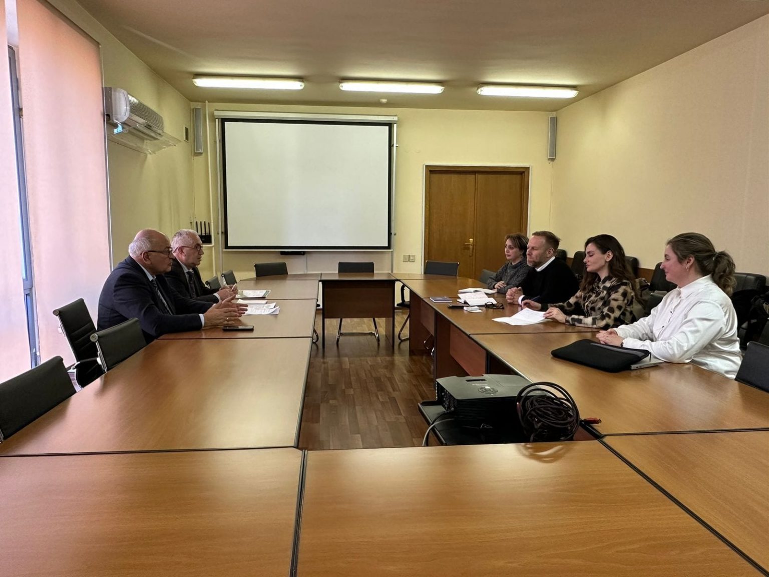 ՏԿԵ նախարարը ՍԱԼԱՐ Ինթերնեյշնալ ծրագրերի ղեկավարի հետ քննարկել է ինքնակառավարման ոլորտի խնդիրներն ու բարեփոխումները