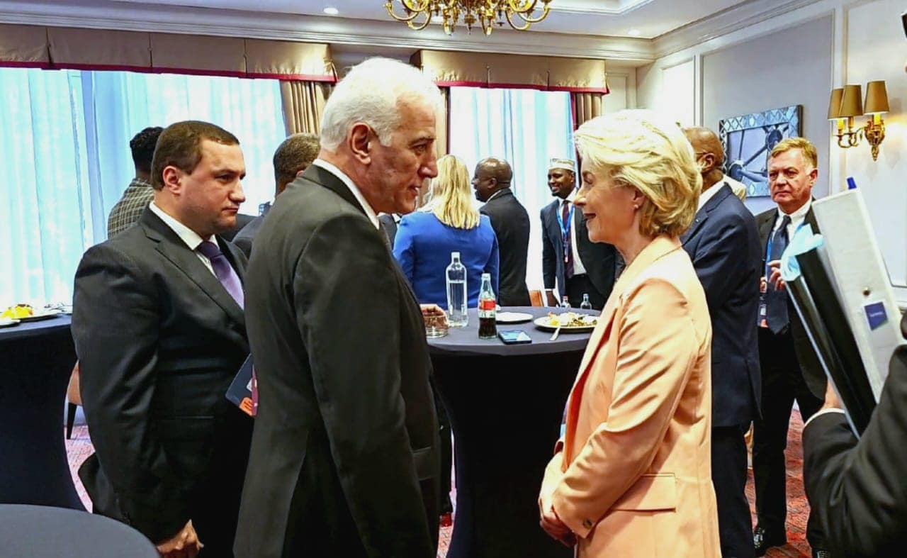 Գլոբալ դարպասներ համաժողովի բացման արարողության ժամանակ Խաչատուրյանը համառոտ զրույց է ունեցել Եվրոպական հանձնաժողովի ղեկավար Ուրսուլա ֆոն դեր Լեյենի հետ