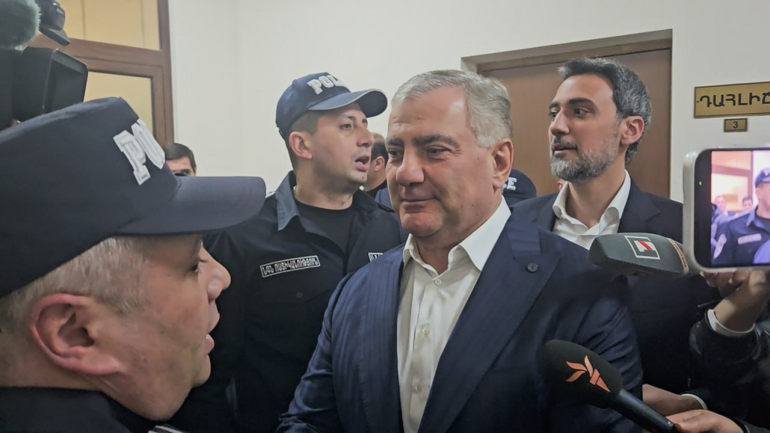 Իրենք ավելի քիչ են, քան մենք, դրա համար մենք էլի կհաղթենք. Սամվել Կարապետյանը՝ Հակակոռուպցիոն դատարանի բակում
