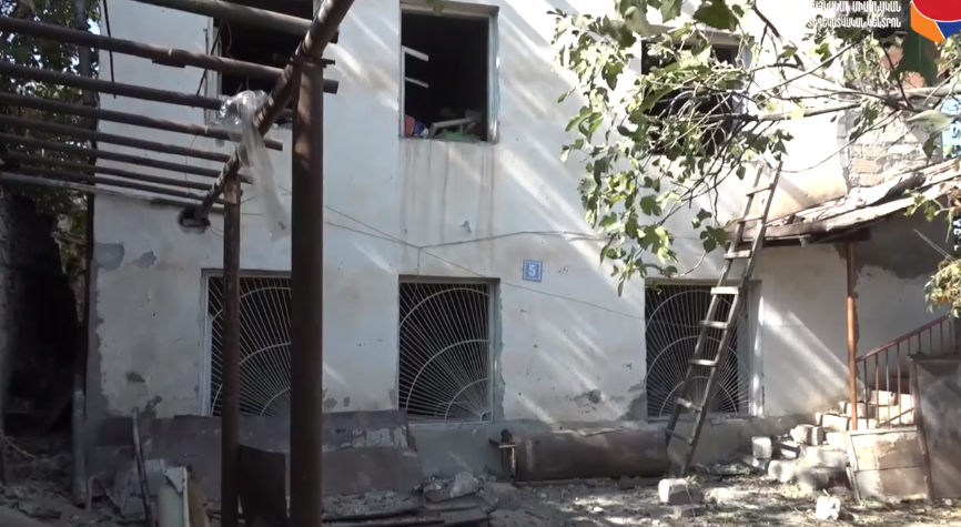 Հրթիռակոծության հետևանքով վնասվել է Ստեփանակերտի բնակչի տունը (տեսանյութ)