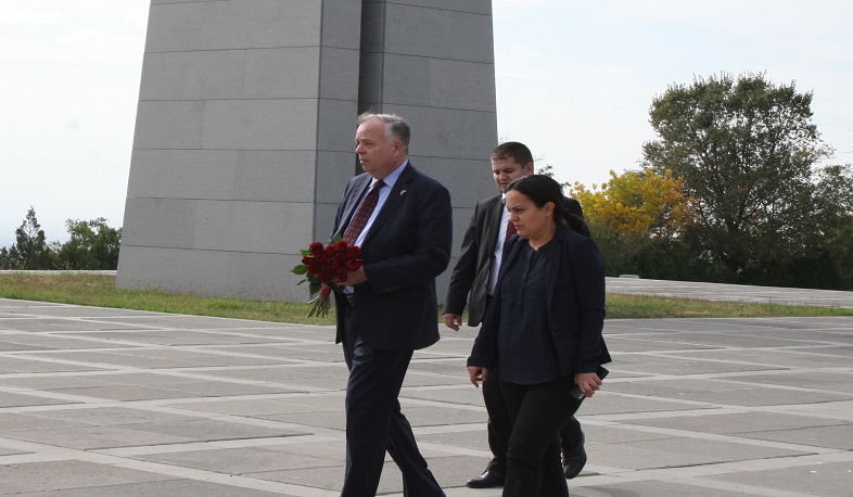 Директор Офиса по вопросам Кавказа и региональных конфликтов государственного департамента США посетил Мемориал жертв Геноцида армян