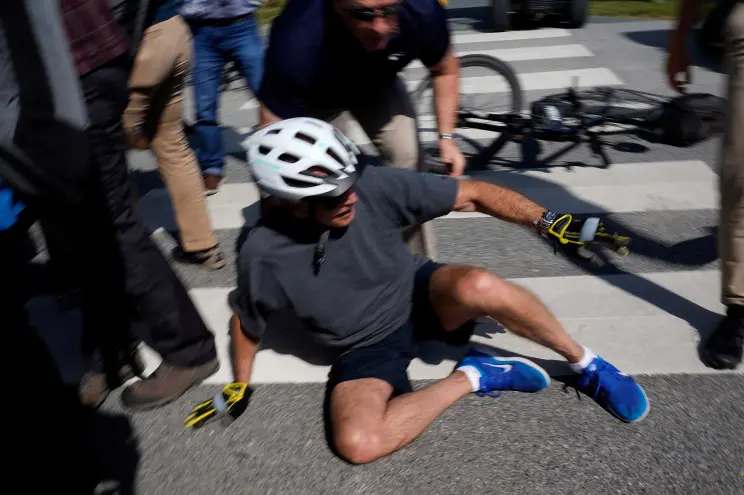 Ջո Բայդենն իր տան մոտ ընկել է հեծանվից (տեսանյութ)