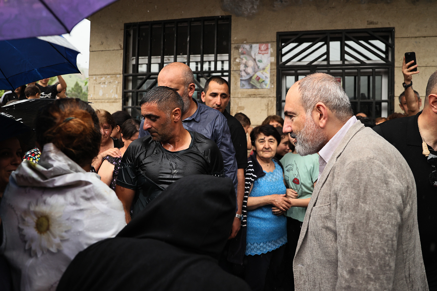 Կառավարությունը հեղեղումներից տուժած բնակչությանը միայնակ չի թողնելու. վարչապետն այցելել է աղետի գոտի