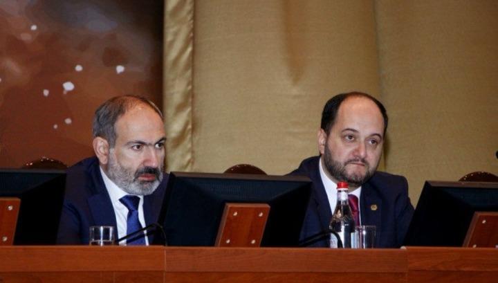 Արայիկ Հարությունյանը Նիկոլ Փաշինյանի մոտ դավեր է նյութում․ «Ժողովուրդ»
