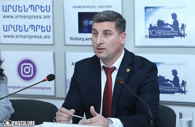 Գիրքն օգնում է կտրվել աշխատանքային ծանրաբեռնվածությունից. ինչ է կարդում նախարար Սանոսյանը