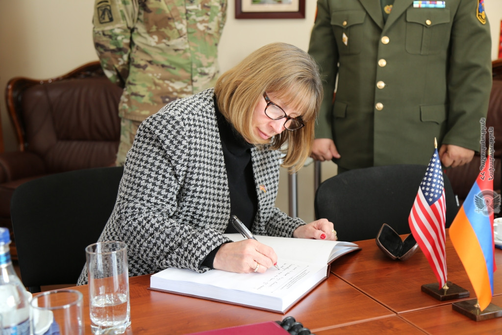 ԱՄՆ դեսպանն այցելել է Պաշտպանական ազգային հետազոտական համալսարան