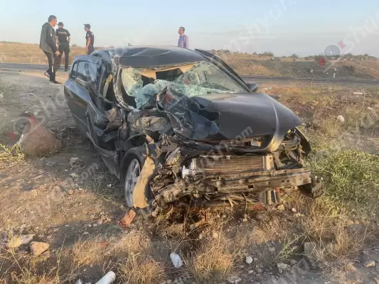 Խոշոր ավտովթար Արագածոտնի մարզում. բախվել են Opel Astra-ն ու Камаз-ը. Opel-ը հայտնվել է երթևեկելի գոտուց դուրս՝ վերածվելով մետաղե ջարդոնի. կա վիրավոր