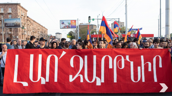 «Դիմադրություն» շարժման անդամները երթով գնում են Հայաստանում ԵՄ գրասենյակ. Ուղիղ