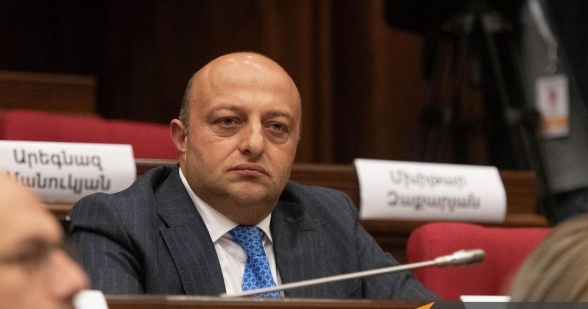 «Սրբազան պայքար»-ի գործով անցնող ՀՀ 9-րդ գումարման ԱԺ պատգամավոր Արթուր Սարգսյանի տնային կալանքը երկարաձգվեց 1 ամսով