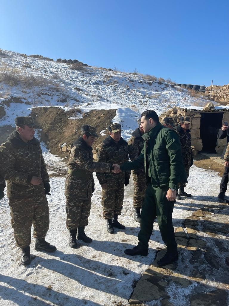 Համբարձում Մաթևոսյանն այցելել է մարտական դիրքեր, զրուցել հրամանատարական կազմի և զինծառայողների հետ