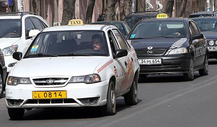 Տաքսու վարորդները բողոքի ակցիա են անում ՊԵԿ-ի դիմաց (ուղիղ)