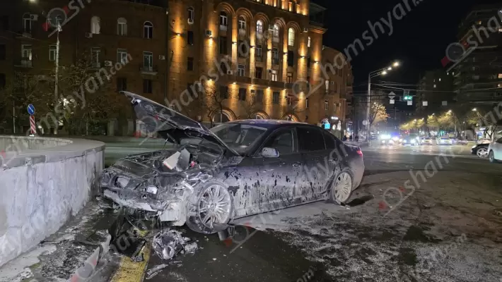 Երևանում բախվել են «Nissan»-ն ու «BMW»-ն, վերջինն էլ բախվել է ստորգետնյա անցման բետոնե պատնեշին. կա վիրավոր