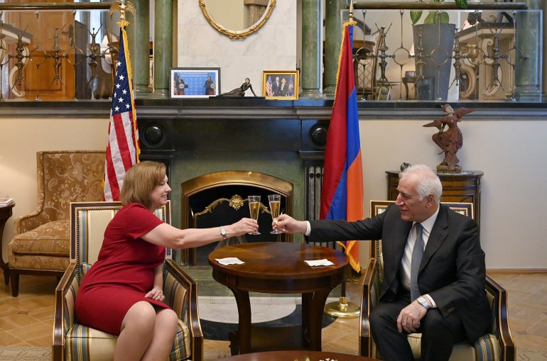 Նախագահ Խաչատուրյանն ԱՄՆ Անկախության օրվա առթիվ այցելել է Հայաստանում ԱՄՆ դեսպանի կեցավայր