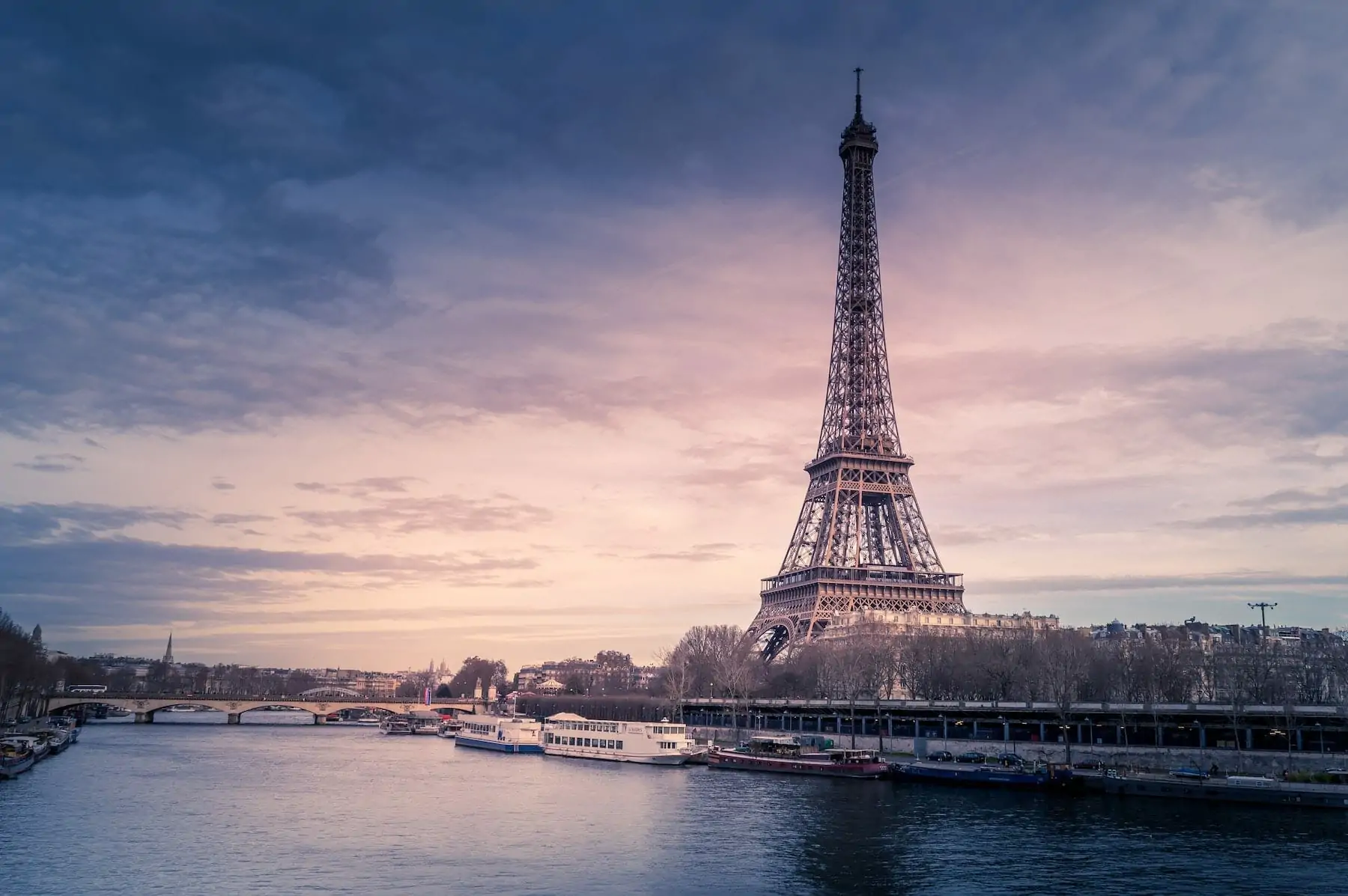 Из-за високосного года в Париже на несколько часов исчез уличный свет