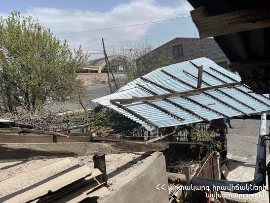 Երևանում, Արարատի, Վայոց ձորի, Կոտայքի մարզերում ուժգին քամու հասցրած վնասները (տեսանյութ)