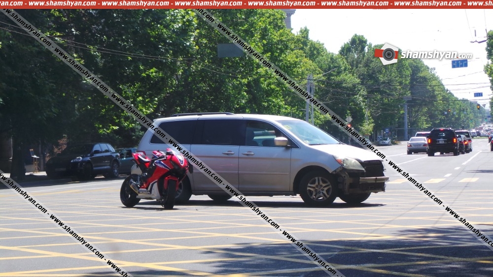 Երևանում բախվել են Honda մակնիշի ավտոմեքենան ու Honda մոտոցիկլը. մոտոցիկլավարը տեղափոխվել է հիվանդանոց