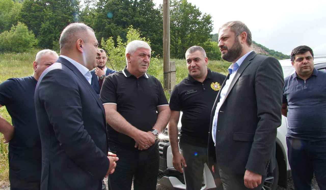 Պապոյանն Արզականում հետևել է ծղրիդների դեմ պայքարի միջոցառումների ընթացքին