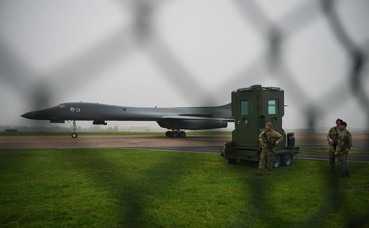 The Guardian: США отправили на базу ВВС Великобритании четыре бомбардировщика для проведения операций против Ирана