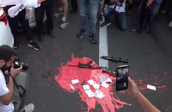 «Առանց ՔՊ Հայաստան». «Դիմադրություն» շարժման մասնակիցները ՔՊ-ի գրասենյակի մոտ կարմիր ներկ լցրեցին (տեսանյութ)