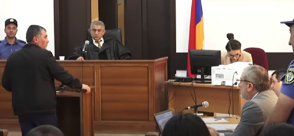 «Կուռաժիտ մի արի, հարցերին կոնկրետ պատասխանի». Ազատի զինվորական կացարանի հրդեհի գործով դատական նիստն անցավ լարված