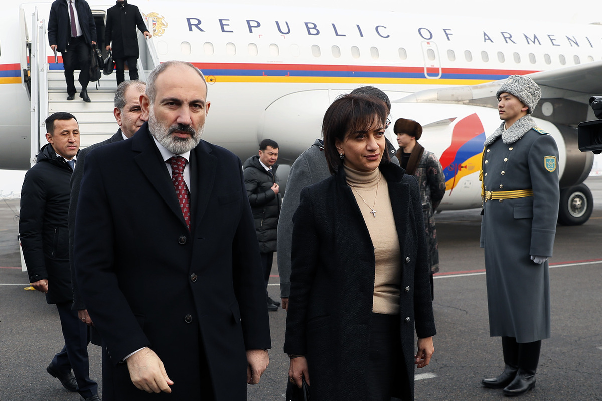 Пашинян с супругой отправился в Венгрию