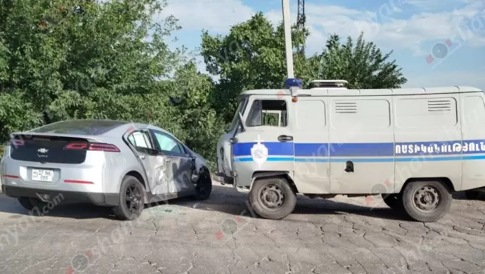 Ավտովթար Արմավիրի մարզում. բախվել են Երևան քաղաքի ընդհանուր իրավասության Շենգավիթի քրեական դատարան կալանավորներ տեղափոխող «ՈւԱԶ»-ն ու «Chevrolet Volt»-ը