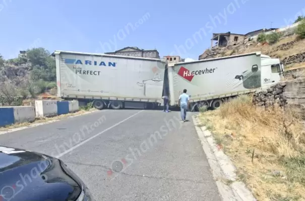 Օշականի ձորի ոլորաններում կցորդիչով բեռնատարը մկրատաձև փակել էր ճանապարհը