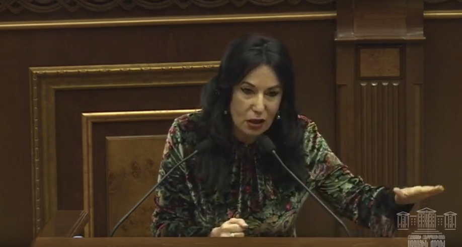 40 հատ «զապաս» Սահմանադրություն ունեմ, կարող եմ նվիրել ինձ դաս տվողներին․ Զոհրաբյան