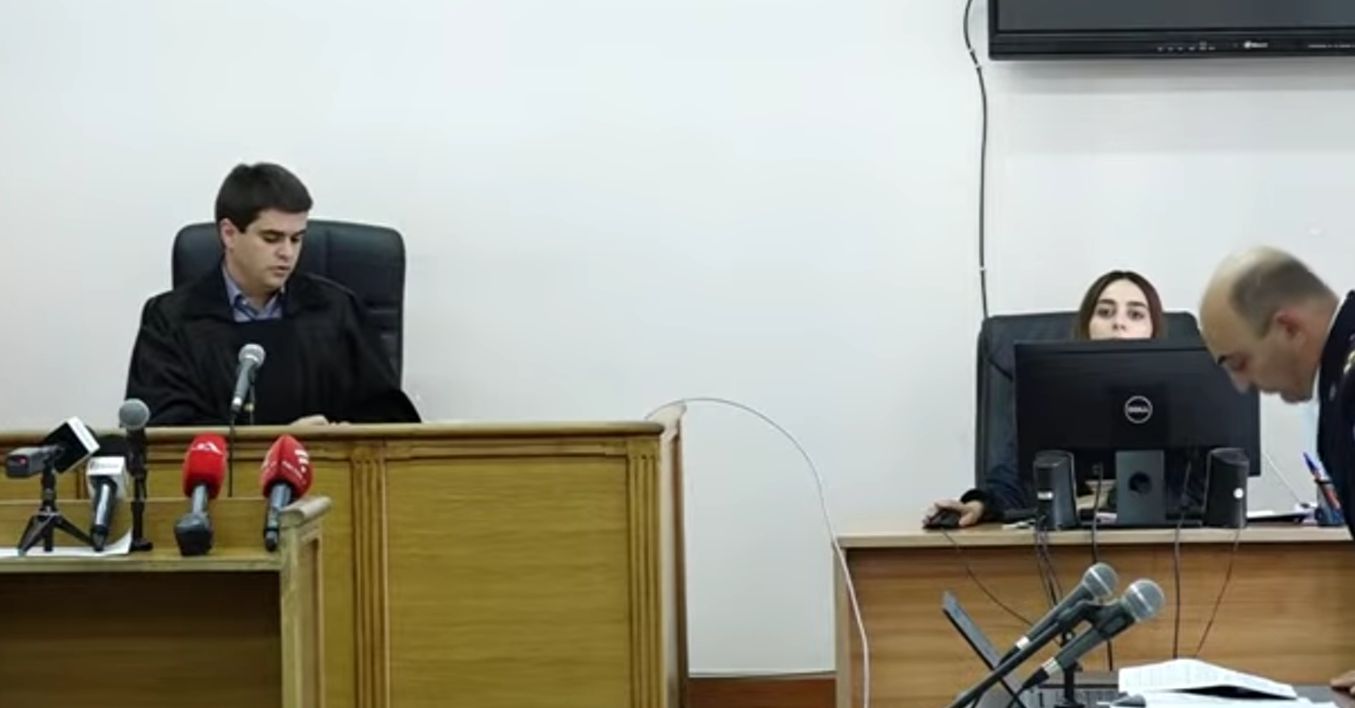 Մեղադրողը միջնորդեց Արարատ Միրզոյանի բռնության գործով մեղադրյալին 7 տարի ազատազրկման դատապարտել (տեսանյութ)