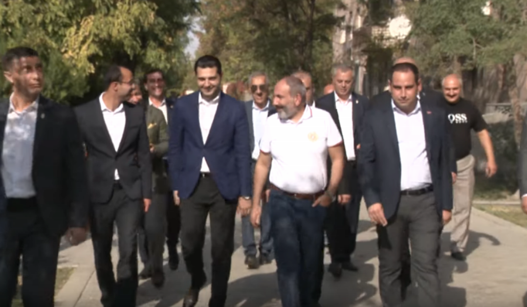 Լա՞վ է, որ փողոցում այսքան մարդ կա, թե՞ ոչ. վարչապետը տարակուսած է