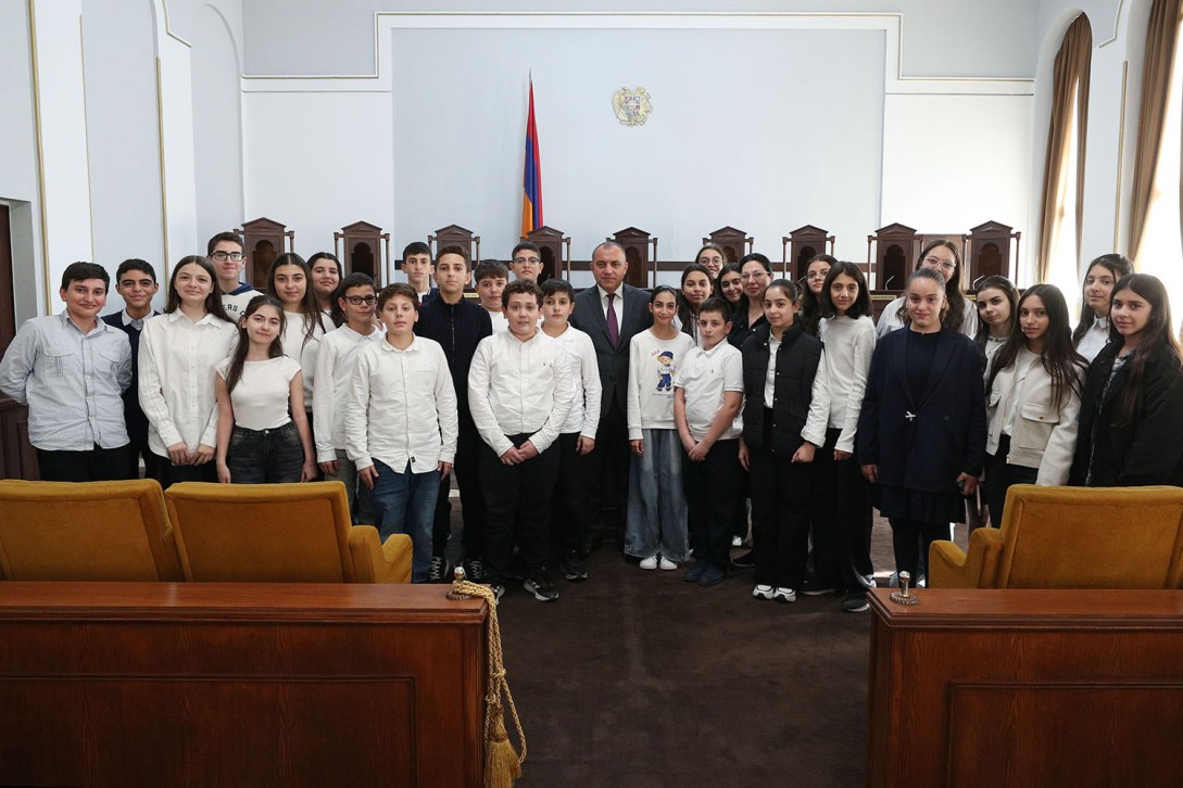 Սահմանադրական դատարանի նախագահը հանդիպել է աշակերտների հետ