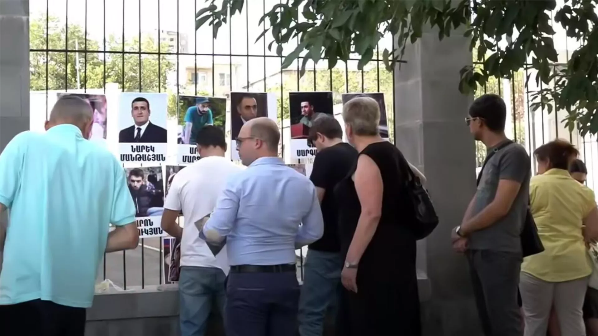 Միկա Բադալյանի աջակիցները դատարանի շենքի մոտ բողոքի ակցիա են կազմակերպել