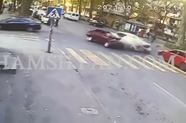 Բացառիկ տեսանյութ․ տեսախցիկն արձանագրել է, թե ինչպես է Մամիկոնյանց-Վրացական փողոցների խաչմերուկում տեղի ունեցել 3 ավտոմեքենաների բախումը