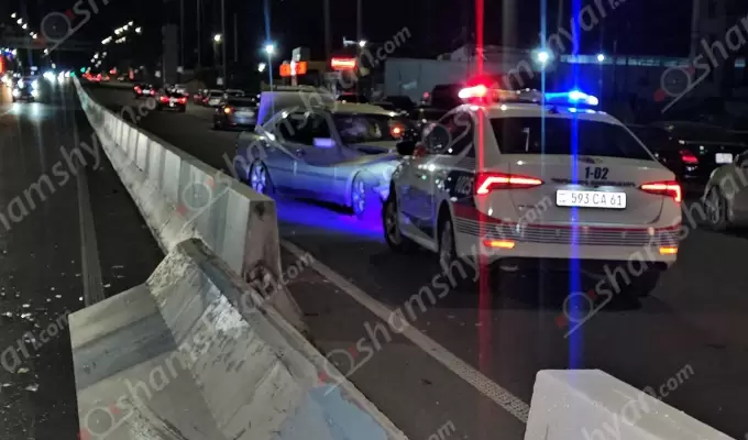 Ավտովթար Երևանում. բախվել են Opel-ն ու Mercedes-ը. վերջինն էլ բախվել է բաժանարար գոտու բետոնե պատնեշին և կողաշրջել այն. կան վիրավորներ
