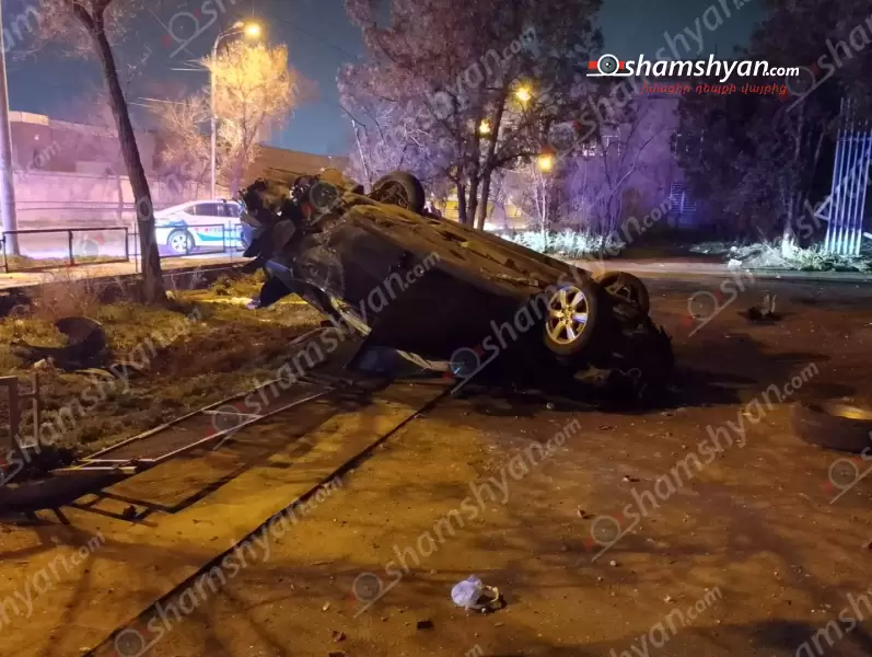 Երևանում անչափահաս տղան «Toyota»-ով կոտրել է ծառերը, երկաթե ճաղավանդակներն ու գլխիվայր շրջվել, 4 տուժածներն էլ անչափահասներ են