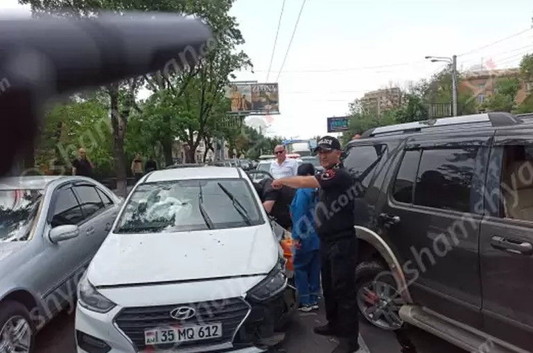 Երևանում 77-ամյա տատիկը Hyundai-ով բախվել է 2 Mercedes-ի, Chevrolet-ին, Honda-ին և Ford-ին