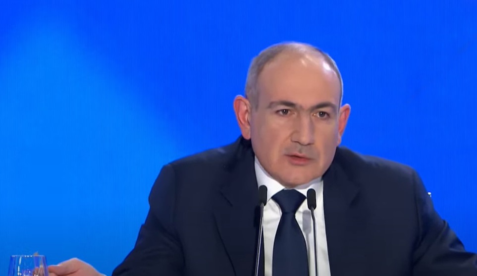 Ի՞նչ է անում Արթուր Ջավադյանը ԱԳՆ–ում. լրագրողի հարցը շփոթության մեջ գցեց Փաշինյանին
