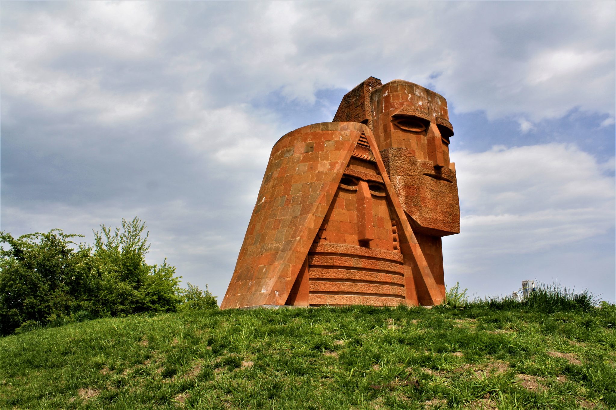 Բայց ինչու՞ աթոռներ ջարդել