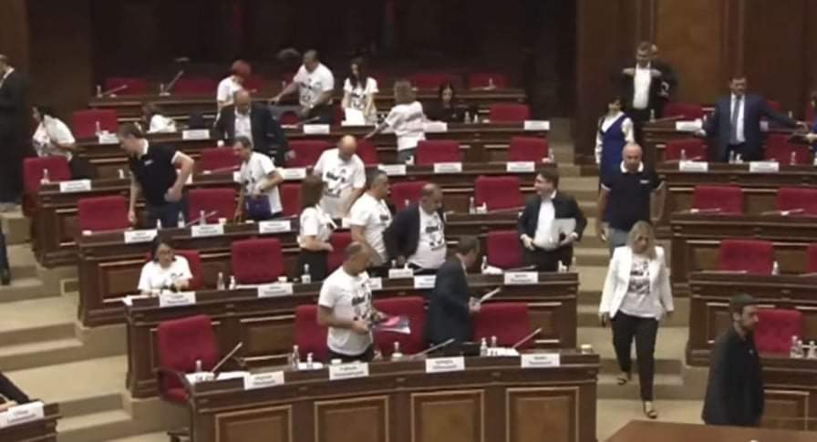 Ընդդիմադիր պատգամավորները լքեցին դահլիճը՝ Ալեն Սիմոնյանի թեկնածության ներկայացման ժամանակ