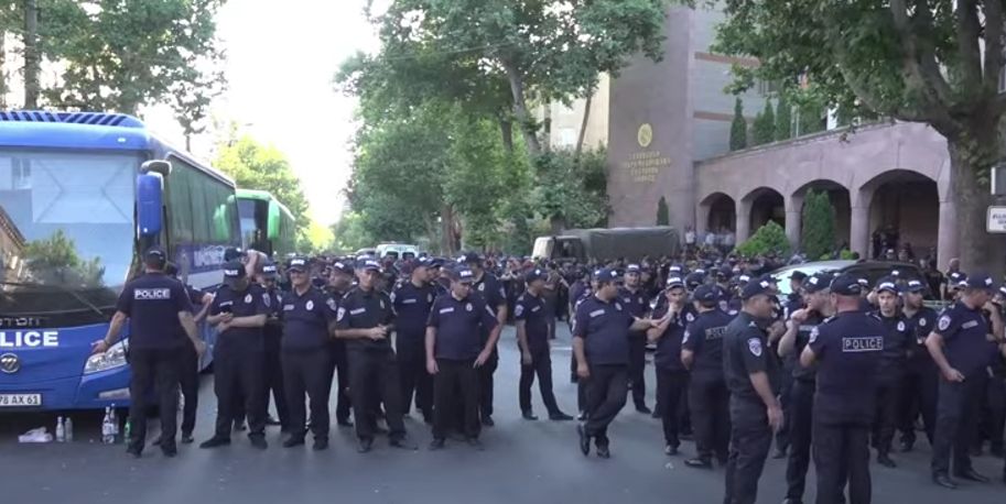 Ոստիկանները ՔԿ–ի մոտից բերման են ենթարկում քաղաքացիներին (ուղիղ)