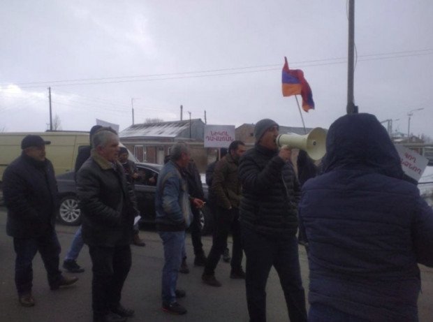 Փաշինյանի հրաժարականի պահանջով քաղաքացիները փակել են Վանաձոր-Երեւան ճանապարհը