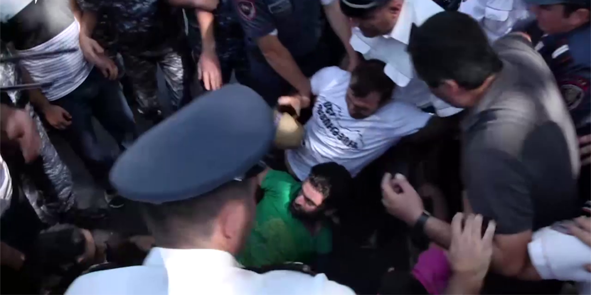 Ոստիկանները բռնի ուժով բերման ենթարկեցին Ամուլսարի բողոքի ակցիայի մասնակիցներին