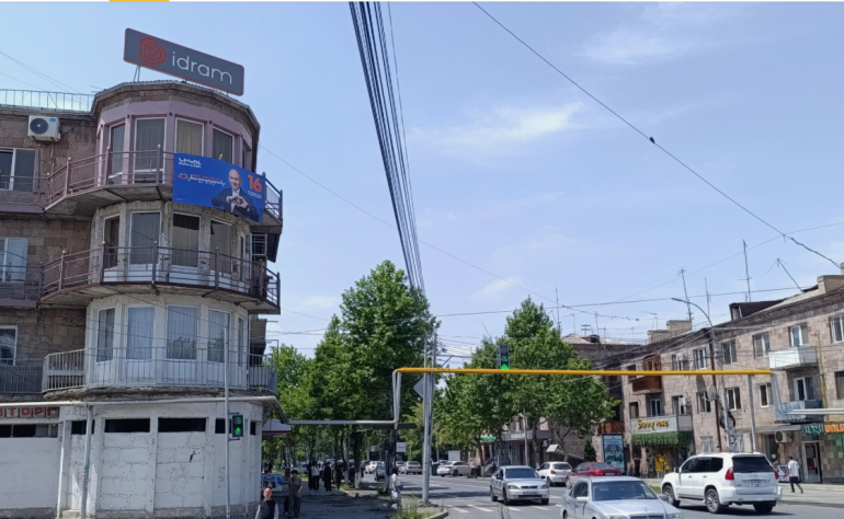 Քարոզչական պաստառ՝ Էջմիածնի բազմաբնակարան շենքի վրա