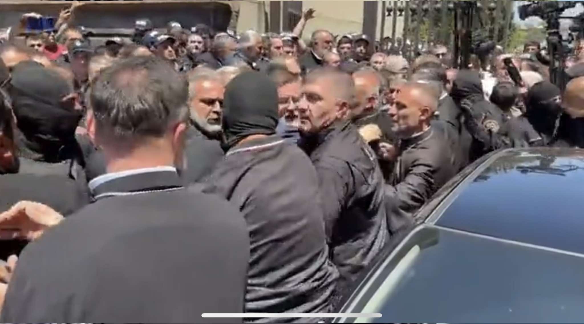 ԱԱԾ աշխատակիցները քաշքշում են հոգևորականններին՝ այդ թվում Միքայել Սրբազանին ու Վեհափառին