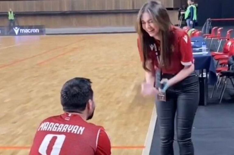 Ֆուտզալի Հայաստանի հավաքականի խաղացողը խաղադաշտում ամուսնության առաջարկ է արել սիրելիին