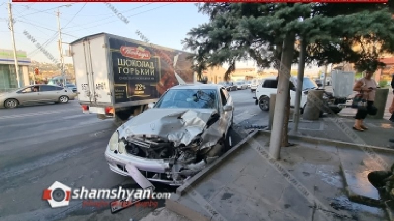 Ավտովթար Երևանում․ բախվել են Mercedes-ն ու VAZ 2121-ը․ կան վիրավորներ